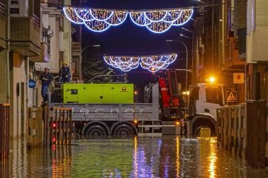 El agua del río Ega llega hasta el centro de San Adrián.