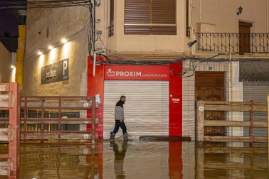 El agua del río Ega llega hasta el centro de San Adrián.