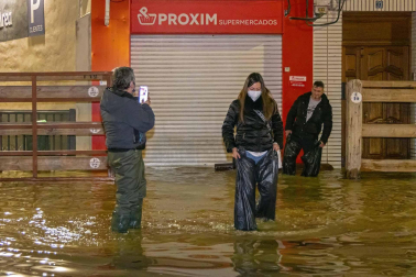 El agua del río Ega llega hasta el centro de San Adrián.