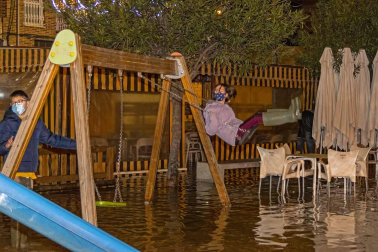 El agua del río Ega llega hasta el centro de San Adrián.