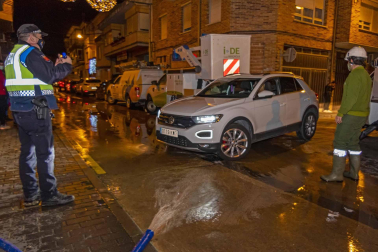 El agua del río Ega llega hasta el centro de San Adrián.