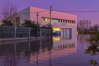 El agua del río Ega llega hasta el centro de San Adrián.