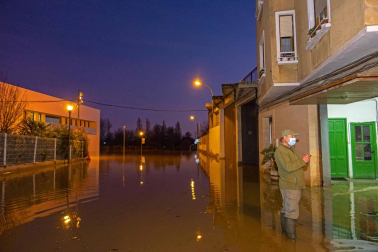 El agua del río Ega llega hasta el centro de San Adrián.