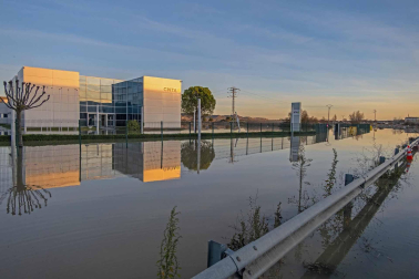 El agua del río Ega llega hasta el centro de San Adrián.