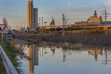 El agua del río Ega llega hasta el centro de San Adrián.