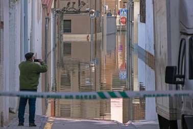 El agua del río Ega llega hasta el centro de San Adrián.