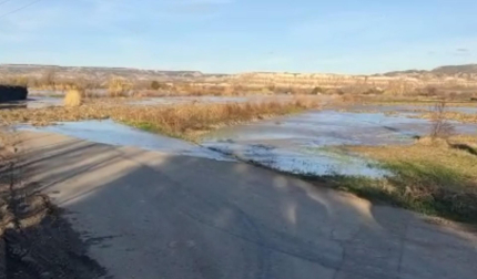 El agua se acerca al casco urbano de Buñuel y pone en riesgo de inundación a viviendas de las calles Vicente Oliver y La Fuente