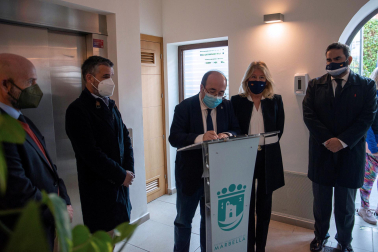 El ministro de Cultura y Deporte, Miquel Iceta (c), firma en el libro de condolencias durante la capilla ardiente del mítico tenista Manolo Santana