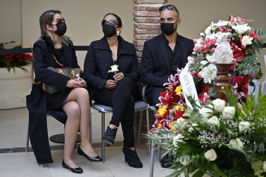 La viuda de Manolo Santana, Claudia Rodríguez (c), acompañada por su hijo Cristian y una de las hijas del exjugador, Bárbara