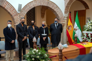 La viuda de Manolo Santana, Claudia Rodríguez (3i), acompañada por su hijo Christian (2i), el ex alcalde de Marbella José Bernal (i), la alcaldesa de Marbella, Ángeles Muñoz (2d), y del concejal de Deportes de la ciudad, Manuel Cardeña