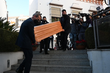 Unos operarios trasladan el féretro del extenista Manolo Santana de la capilla ardiente del exjugador