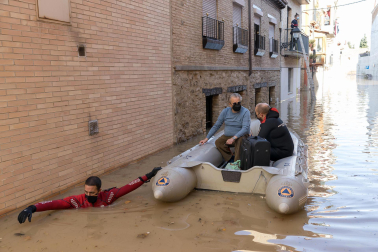 El vecino Carmelo Galindo, durante su evacuación por Protección Civil, llevado en lancha hasta "tierra firme"