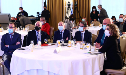 Asistentens al Desayuno informativo. De izquierda a derecha: Santiago Galbete, consejero de La Informació, editora de Diario de Navarra; Juan Cruz Cigudosa, consejero de Universidad, Innovación y Transformación Digital; José Manuel Erro, director general de La Información; Roberto Sánchez Sánchez, secretario de Estado de Telecomunicaciones; José Luis Arasti, delegado del Gobierno; y Ainhoa Ramírez, presidenta de la Asociación Navarra de Ingenieros de Telecomunicaciones