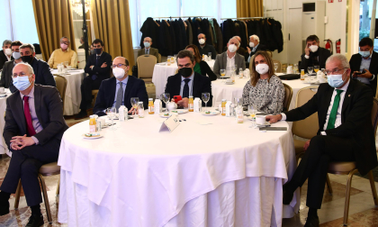 De izquierda a derecha: Miguel Ángel Riezu, director de Diario de navarra; Carlos Fernández Valdivielso, secretario general de la Confederación Empresarial de Navarra (CEN); Guzmán Garmendia, director general de Transformación Digital del Gobierno de Navarra; Alicia Nicolás, directora comercial de Diario de Navarra, y Juan José Echeverría, concejal de Navarra Suma del Ayuntamiento de Pamplona