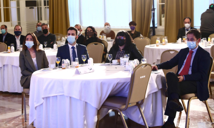 De izquierda a derecha: Amaya Larraya, alcaldesa del Valle de Egüés; Jon Gondán, alcalde de Zizur Mayor; Eva Istúriz, directora del Instituto Navarro para la Igualdad del Gobierno de Navarra,  y Pablo Frauca,director financiero del Grupo La Información