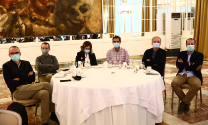 Asistentes de la dirección de Telecomunicaciones y Digitalización del Gobierno de Navarra. De izquierda a derecha: Patxi Echarte (director de infraestructuras tecnológicas), Jokin Sanz (director de Tecnologías de Salud), Itziar Berrospe (directora de avance digital), Juan Antonio Rozas (director de administración electrónica, hacienda, recursos humanos y Sitna), Alberto Solchaga (director de sistemas de información departamentales), Andrés Garde (jefe de sección de sistemas de telecomunicación)