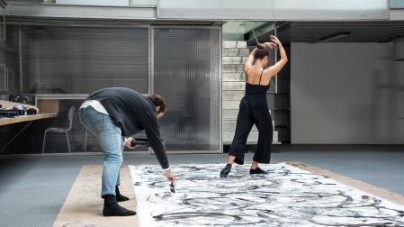 El artista marca los trazos del lienzo mientras la bailarina Silvia Sagaseta pinta con los pies.