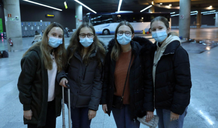 Carlota (izq.) y Daniela Álvarez (dcha.) con sus amigas francesas