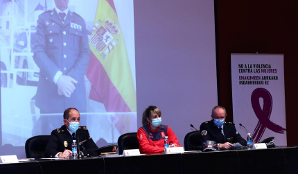 Los responsables policiales que participaron en la mesa redonda. Sentados en la mesa, de izquierda a derecha: Jesús González ( Policía Nacional), Cristina Eseverri (Policía Foral), Ángel Azanza (Policía Municipal de Pamplona). De pìe, en videoconferencia, Óscar Silva (Guardia Civil)*P: 
*L: PAMPLONA 
*T: JORNADA SOBRE VIOLENCIA DE GENERO. CUERPOS POLICIALES