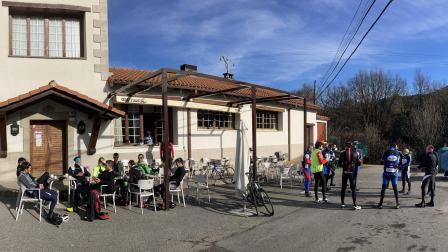 Ciclistas congregados en la terraza del restaurante Gau Txori, el día de Año Nuevo