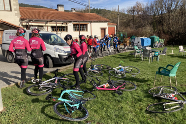 Un grupo de chicas aparca sus bicis en la explanada frente al restaurante Gau Txori
