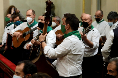 La Cofradía Musical de San Saturnino amenizó la primera misa de la Escalera de 2022