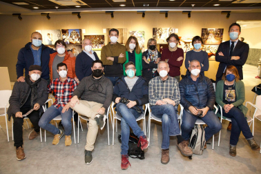 Sentados: Adolfo Lacunza, Pablo Lasaosa, Iván Delgado, Eduardo Sanz, Antonio Olza, Iñaki Porto y Maite H. Mateo. De pie: José Carlos Cordovilla, Sergio Martín, Jesús Urrutia, Unai Beroiz, Virginia Arraiza (El Corte Inglés), Villar López, Álvaro Barrientos, Íñigo Alzugaray y Miguel Bados (Comunicación El Corte Inglés), ayer por la tarde en la Sala Ámbito Cultural.