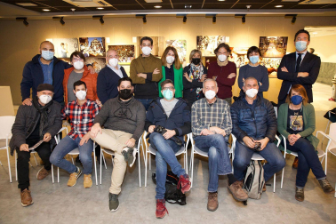 Sentados: Adolfo Lacunza, Pablo Lasaosa, Iván Delgado, Eduardo Sanz, Antonio Olza, Iñaki Porto y Maite H. Mateo. De pie: José Carlos Cordovilla, Sergio Martín, Jesús Urrutia, Unai Beroiz, Virginia Arraiza (El Corte Inglés), Villar López, Álvaro Barrientos, Íñigo Alzugaray y Miguel Bados (Comunicación El Corte Inglés), ayer por la tarde en la Sala Ámbito Cultural.