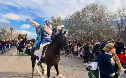 Han llegado a caballo por el puente del Ebro acompañados de sus pajes y precedidos de tremoladores y alabarderos.
