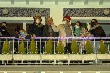 Las calles de Pamplona se llenaron de luz, color y magia en la Cabalgata de los Reyes magos