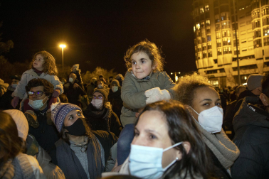 Las calles de Pamplona se llenaron de luz, color y magia en la Cabalgata de los Reyes magos