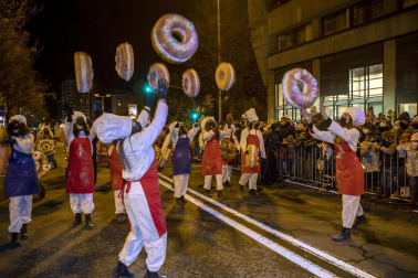 Las calles de Pamplona se llenaron de luz, color y magia en la Cabalgata de los Reyes magos