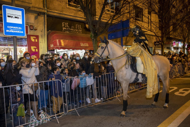 Las calles de Pamplona se llenaron de luz, color y magia en la Cabalgata de los Reyes magos