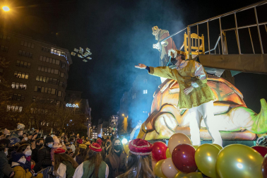 Las calles de Pamplona se llenaron de luz, color y magia en la Cabalgata de los Reyes magos