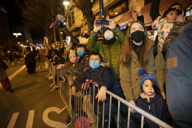 Las calles de Pamplona se llenaron de luz, color y magia en la Cabalgata de los Reyes magos