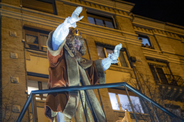 Las calles de Pamplona se llenaron de luz, color y magia en la Cabalgata de los Reyes magos
