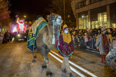 Las calles de Pamplona se llenaron de luz, color y magia en la Cabalgata de los Reyes magos