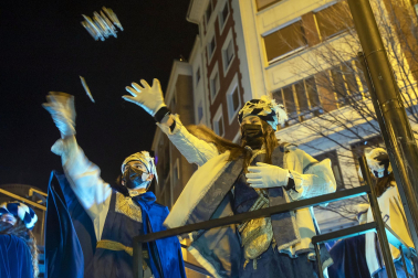 Las calles de Pamplona se llenaron de luz, color y magia en la Cabalgata de los Reyes magos
