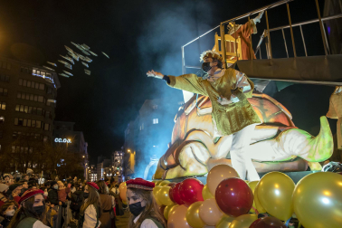 Las calles de Pamplona se llenaron de luz, color y magia en la Cabalgata de los Reyes magos