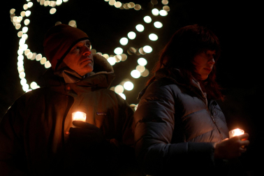 Al caer la tarde, los progresistas cerraron la jornada de conmemoración con decenas de velas encendidas en la escalinata que hace un año recorrieron los asaltantes al Capitolio