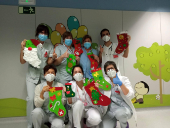Personal de  Urgencias de Pediatría del Hospital, con los calcetines de los escolares sangüesinos