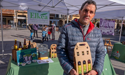 David Ruiz Azpilikueta elabora en el espacio Lurederra la cerveza artesana que ayer sacó a la venta en el mercado Plazara de Estella