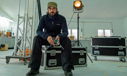 Fernando Pérez Fernández se ha trasladado a este espacio de Améscoa, donde seguirá realizando decorados de teatro