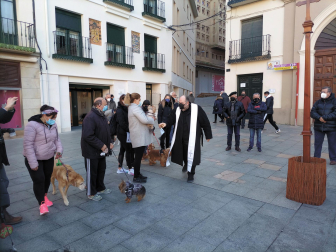 El canónigo de la Catedral de Tudela, Javier López-Bailo, durante la bendición de los animales