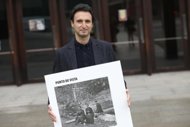 El director artístico del festival, Manuel Asín, con uno de los carteles de este año.