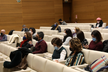 Durante la mañana, los asistentes pudieron escuchar ponencias virtuales y presenciales