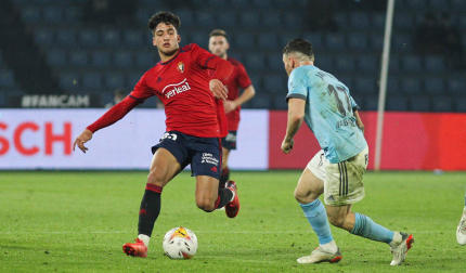 Iker Benito (19 años) debutó con Osasuna en Balaídos. En la imagen, intenta superar a Javi Galán
