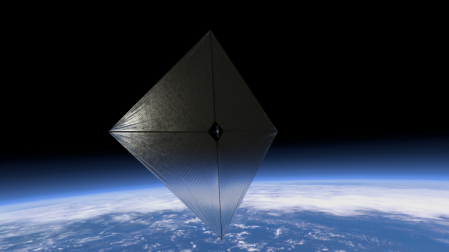 Ilustración del Advanced Composite Solar Sail System (ACS3) con su vela solar completamente desplegada, la cual mide aproximadamente 9m de lado. Dado que la presión de radiación solar es pequeña, la vela solar tiene que ser suficientemente grande como para generar de manera eficiente un empuje.
