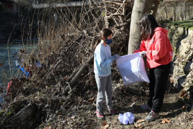 limpieza del río Arga por voluntarios