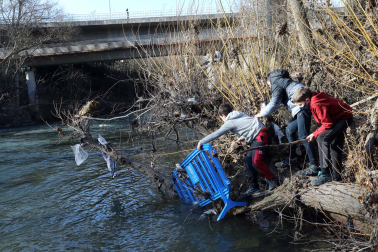 limpieza del río Arga por voluntarios